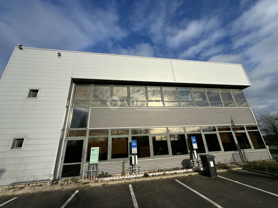 Light Industrial in Coignières to rent Building Photo- Image 1 of 5