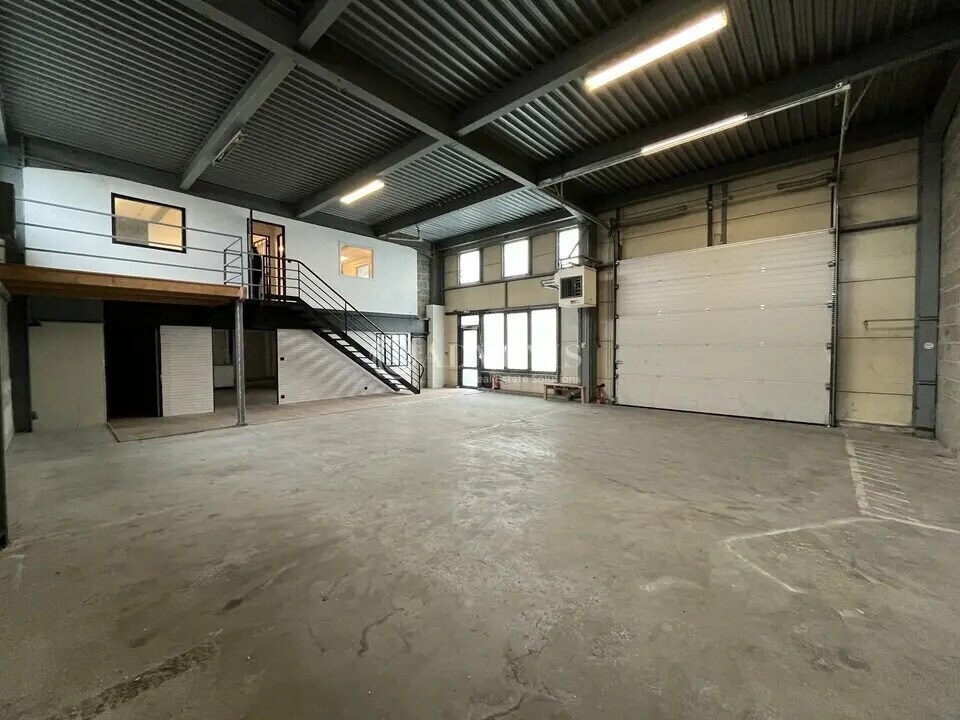 Light Industrial in Le Thillay to rent Building Photo- Image 1 of 10