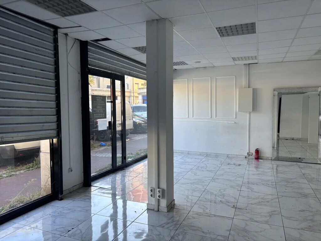 Location Commerce 50 m² - Photo 1