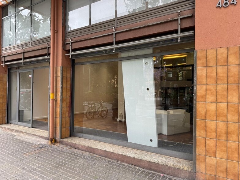 Retail in Barcelona, Barcelona to rent - Interior Photo - Image 2 of 2