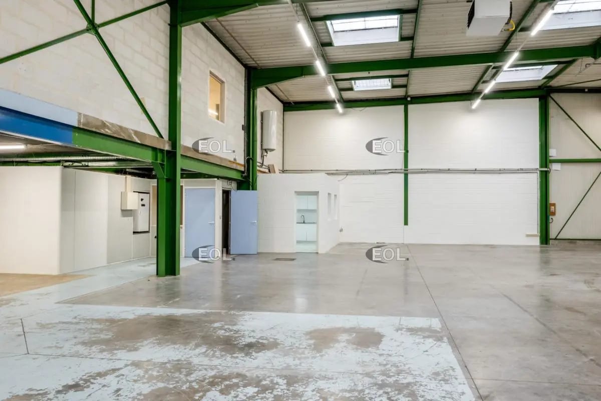 Light Industrial in Saint-Thibault-des-Vignes to rent Interior Photo- Image 1 of 9