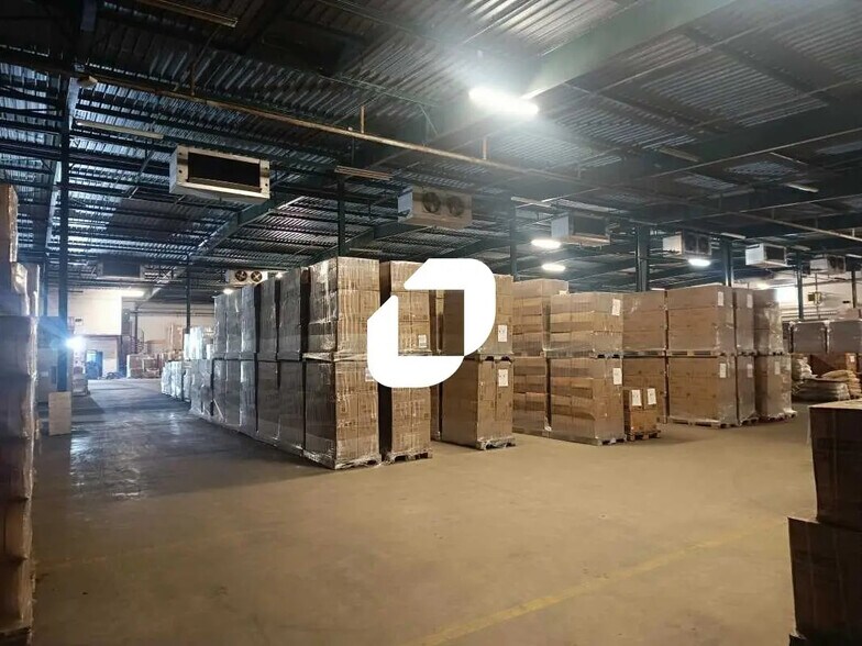 18 Rue Du Puits Dixme, Orly to rent - Interior Photo - Image 2 of 7