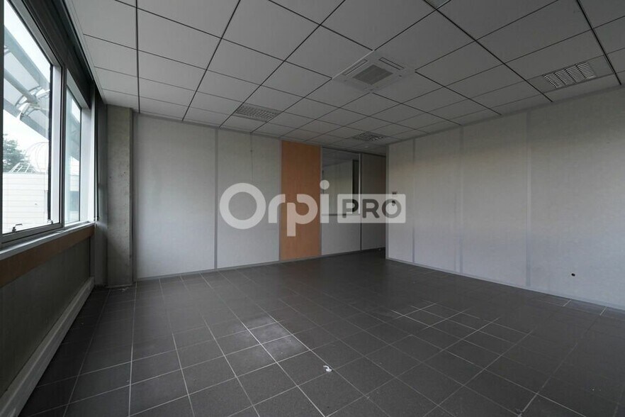 12 Rue Edison, Bron to rent - Interior Photo - Image 2 of 19