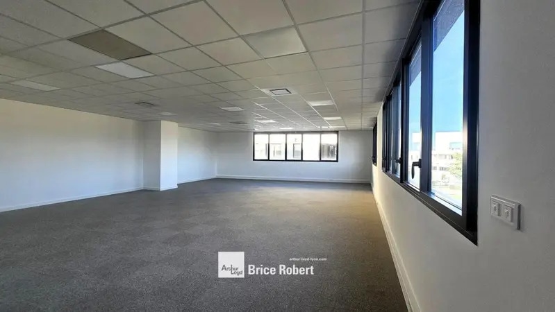 16-18 Chemin Du Tronchon, Dardilly to rent - Interior Photo - Image 2 of 9