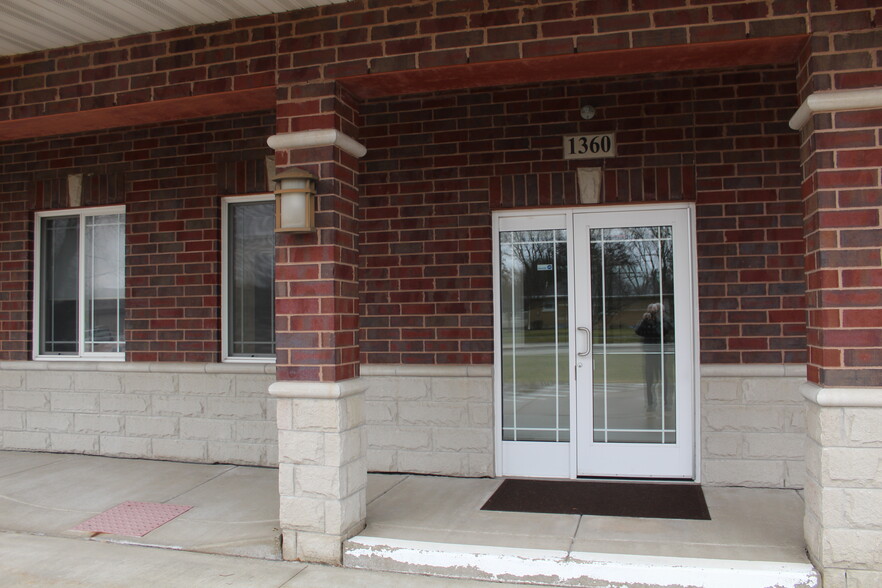 1360 E Division St, Diamond, IL for rent - Building Photo - Image 3 of 26