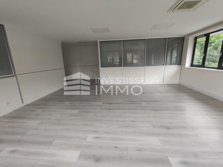 Office in Noisy Le Grand to rent - Interior Photo - Image 3 of 5