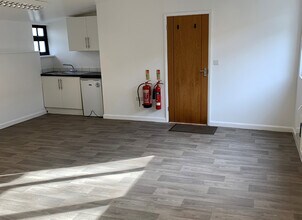 Coombe Hill Rd, East Grinstead to rent Interior Photo- Image 2 of 2