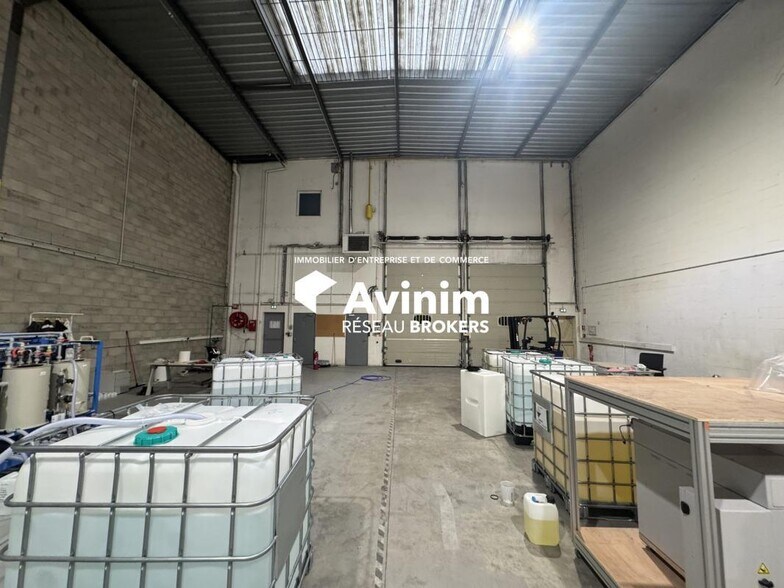 Industrial in Saint Ouen to rent - Interior Photo - Image 1 of 5