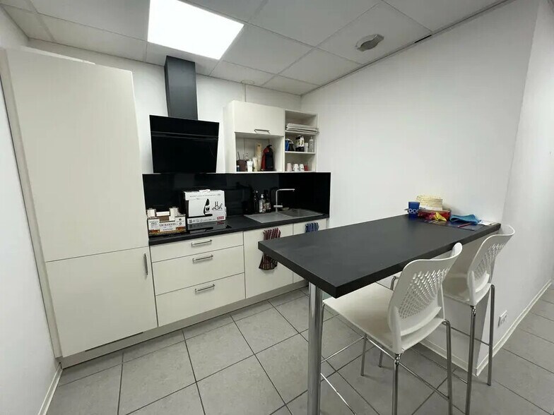 Office in Valence to rent - Building Photo - Image 3 of 7