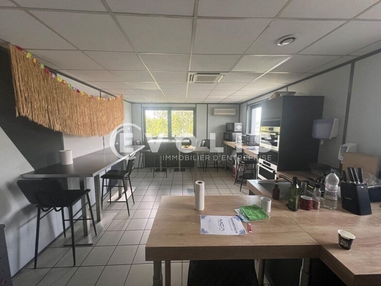 Light Industrial in Creteil for sale - Interior Photo - Image 3 of 4