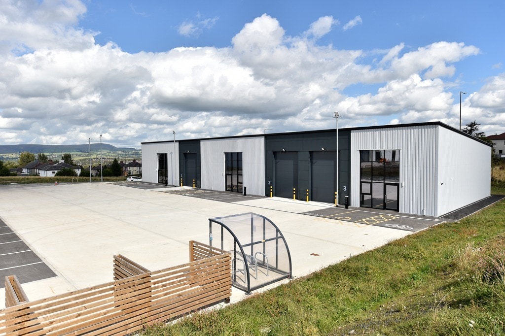 271 Rossendale Rd, Burnley to rent Building Photo- Image 1 of 6