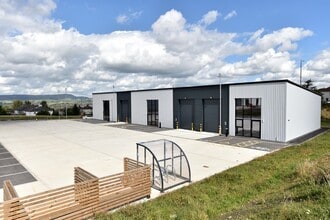 271 Rossendale Rd, Burnley to rent Building Photo- Image 1 of 6