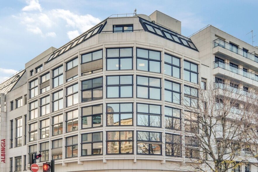 107-113 Rue Victor Hugo, Levallois-Perret to rent - Building Photo - Image 2 of 9