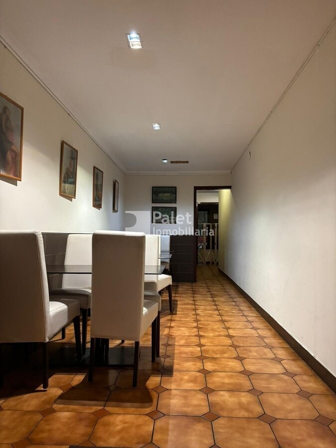 Barcelona, BAR 08022 - Unit - - - Interior Photo - Image 2 of 9