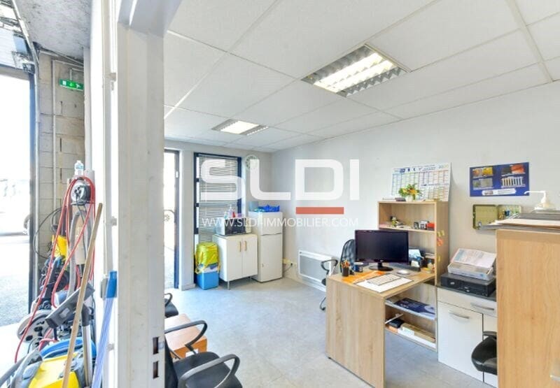 Light Industrial in Lyon to rent - Interior Photo - Image 3 of 6