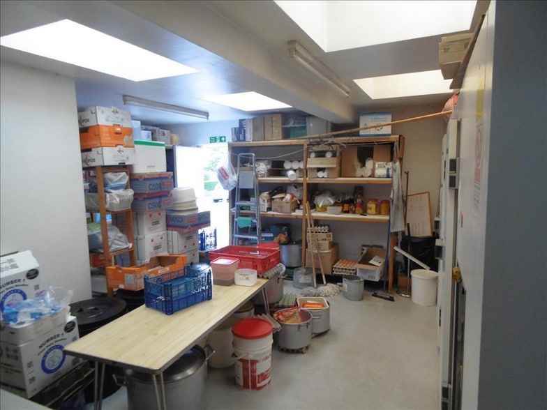 44 High St, Uxbridge for sale - Interior Photo - Image 3 of 4