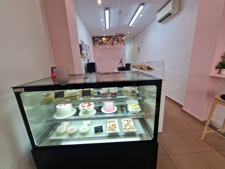 Retail in Barcelona, Barcelona to rent - Interior Photo - Image 3 of 4