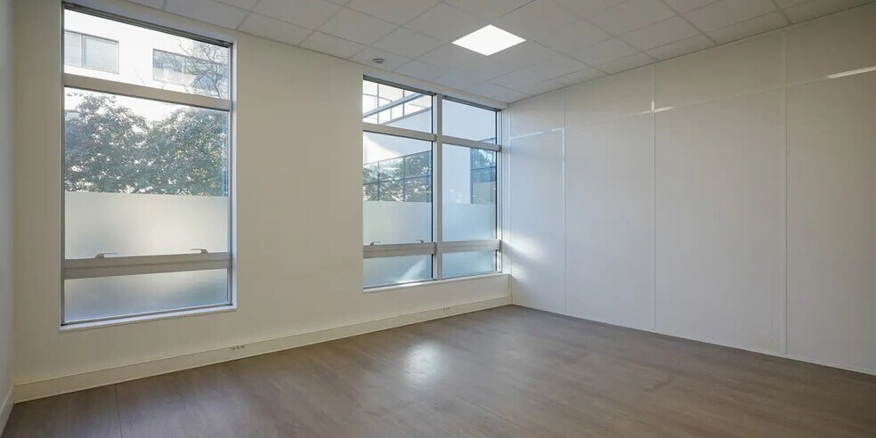 Office in Saint-Ouen-Sur-Seine to rent - Interior Photo - Image 1 of 15