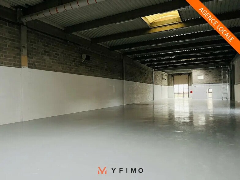 Light Industrial in Coignières to rent - Interior Photo - Image 2 of 4