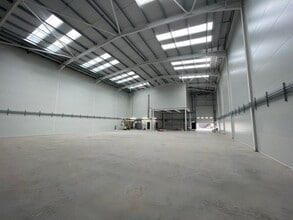 Unit 1-3 Tewin Rd, Welwyn Garden City to rent Interior Photo- Image 2 of 7