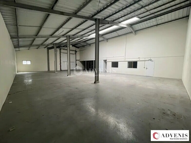 Light Industrial in Pessac to rent - Interior Photo - Image 1 of 10