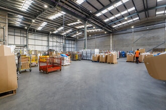 Hurricane Way, Slough to rent Interior Photo- Image 2 of 5