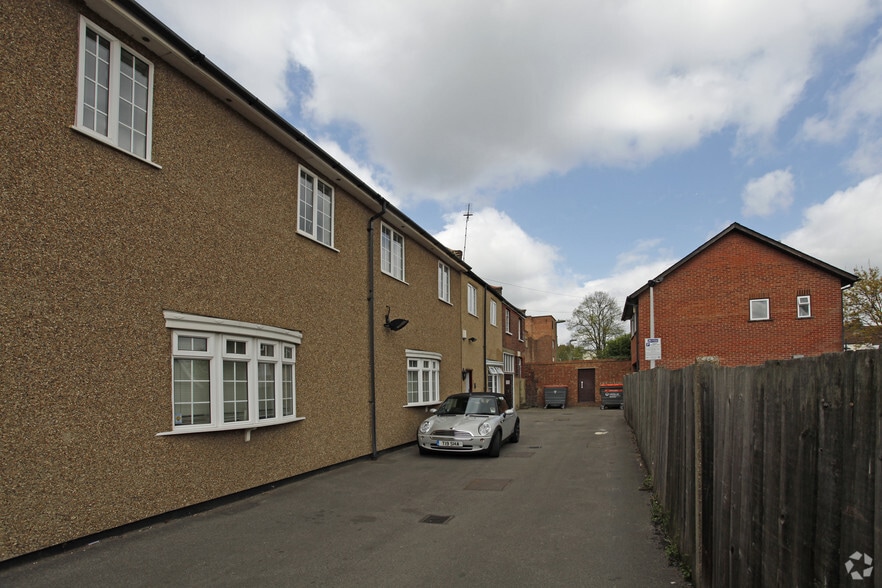 5 Castle Mews, London to rent - Building Photo - Image 2 of 2
