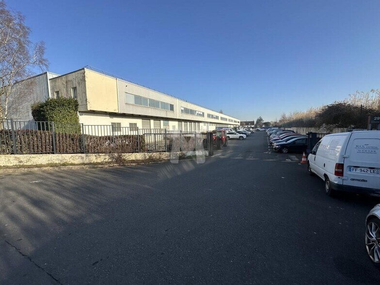 Light Industrial in Morangis to rent - Building Photo - Image 1 of 9