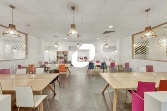 Light Industrial in Saint-Denis to rent Building Photo- Image 1 of 3