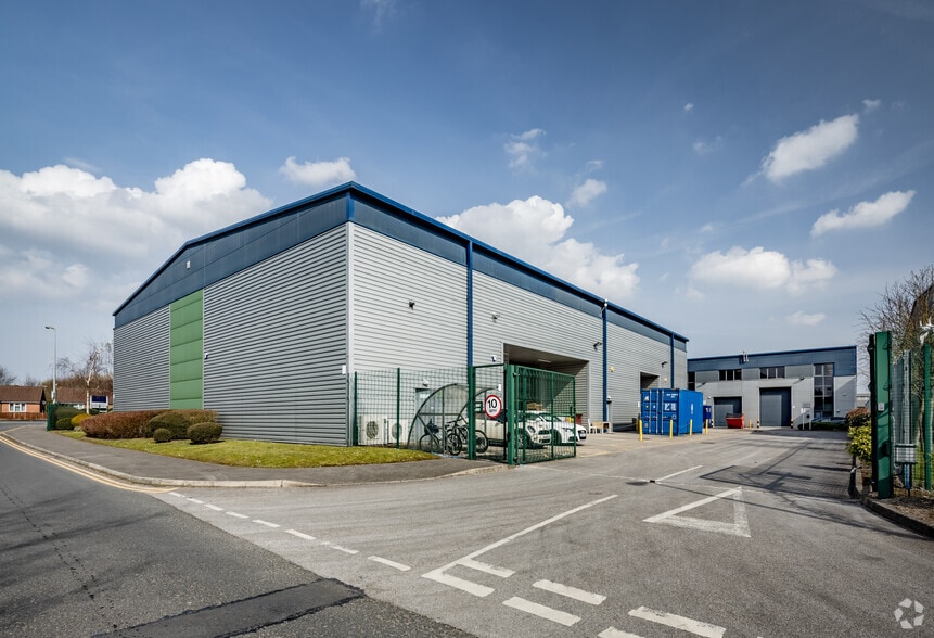 Fairhills Rd, Manchester to rent - Building Photo - Image 2 of 20