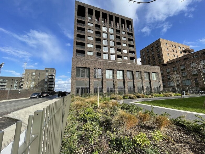 20 Magellan Blvd, London to rent - Building Photo - Image 2 of 8