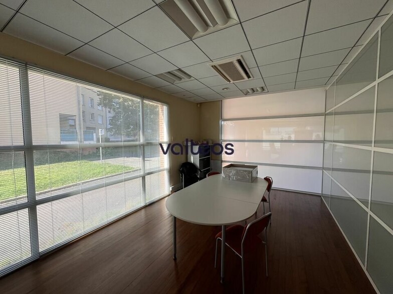 15 Place De France, Balma to rent - Interior Photo - Image 2 of 7