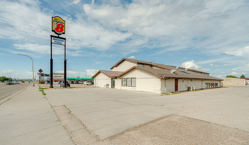 2324 2nd Ave W, Williston, ND for sale - Primary Photo - Image 1 of 1