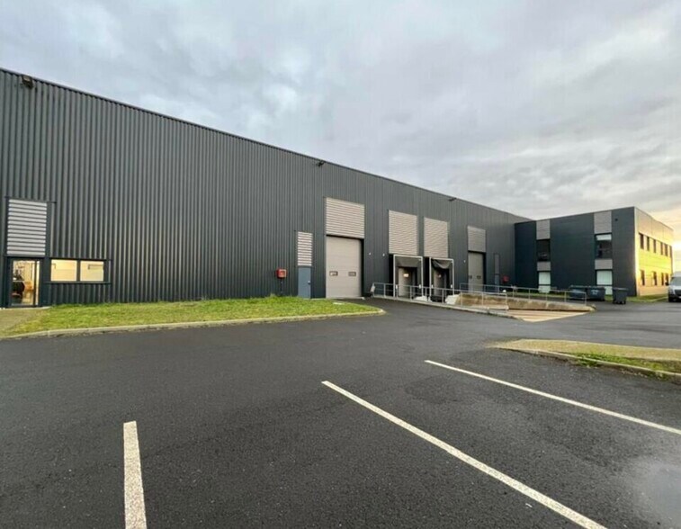 Light Industrial in Lieusaint to rent - Building Photo - Image 3 of 4