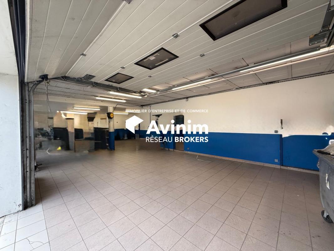 Retail in Pierrelaye to rent Interior Photo- Image 1 of 5