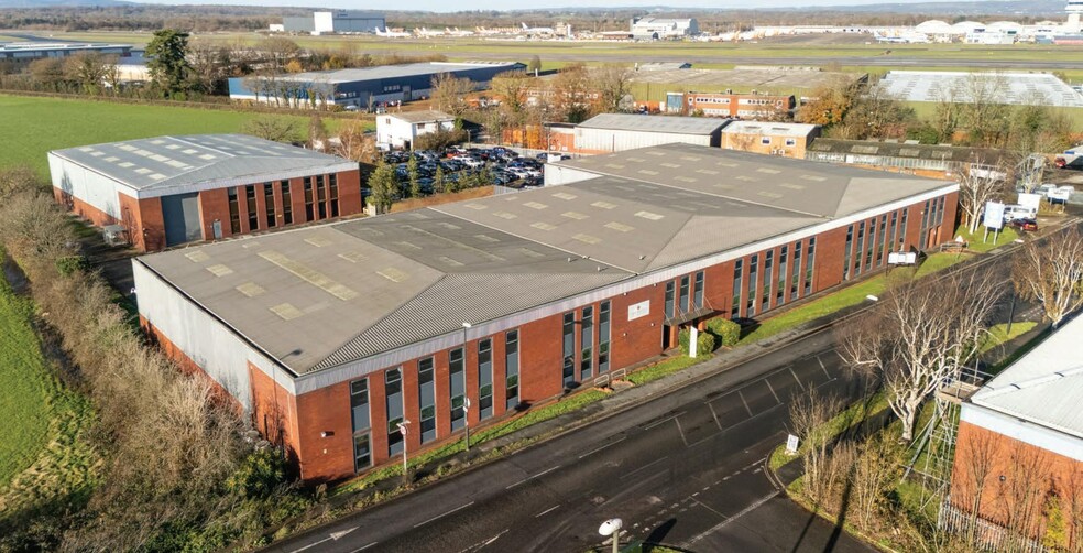 Old Brighton Rd, Lowfield Heath to rent - Building Photo - Image 3 of 7