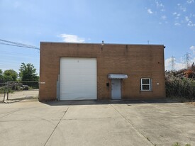 Warehouse/Industrial/Manufacturing/$2400 - Commercial Property