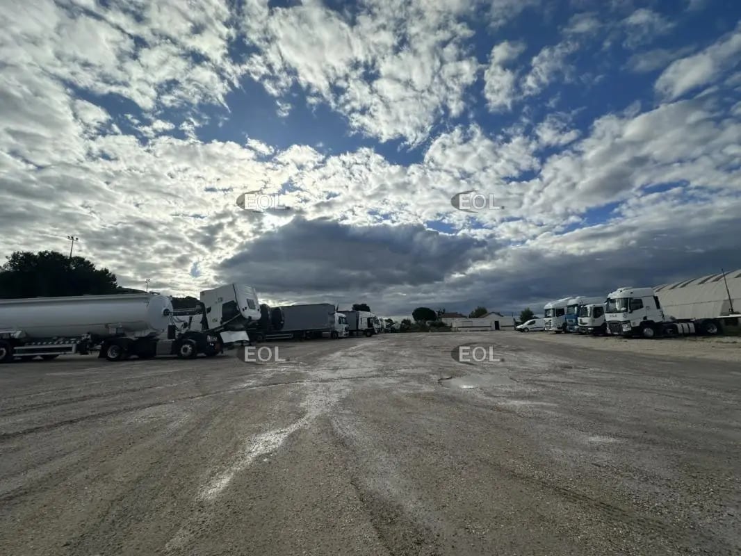 Light Industrial in Vitrolles to rent Building Photo- Image 1 of 3