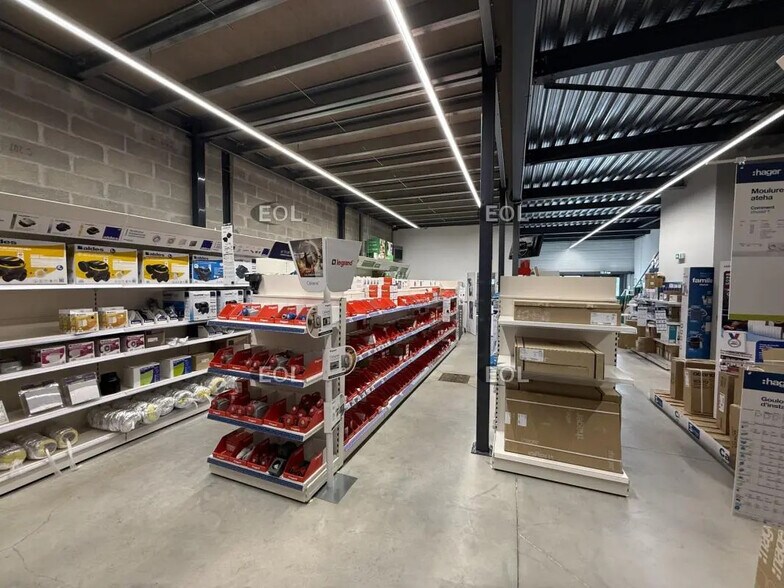 Light Industrial in Meaux to rent - Building Photo - Image 2 of 11