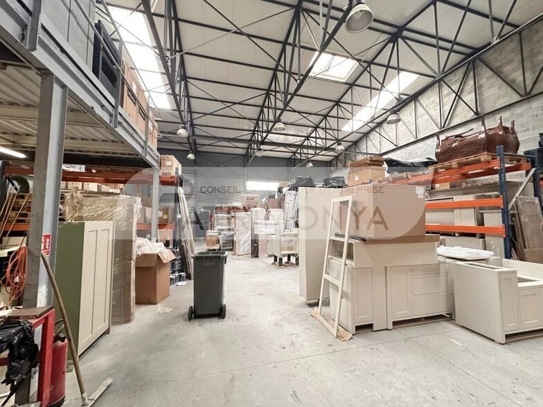 Light Industrial in Marseille 10Eme to rent - Interior Photo - Image 2 of 3