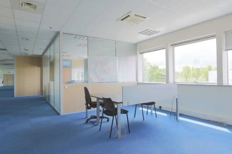 Light Industrial in Les Ulis to rent Interior Photo- Image 1 of 2