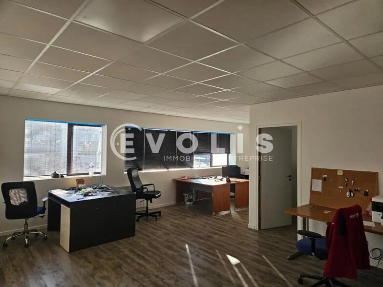 Office in Les Ulis to rent - Interior Photo - Image 2 of 8