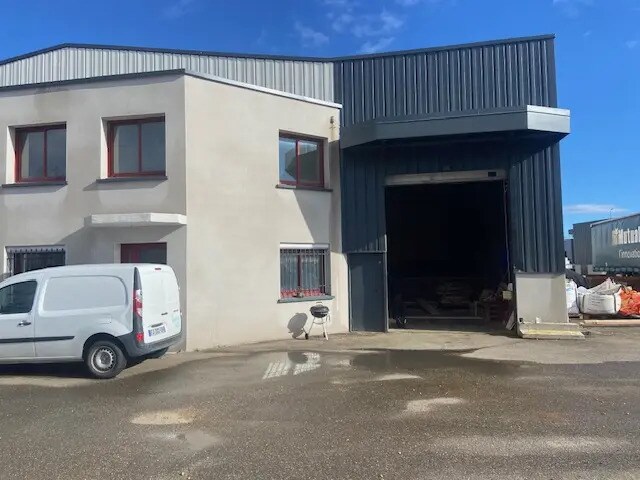 Light Industrial in Saint-Priest to rent Building Photo- Image 1 of 11