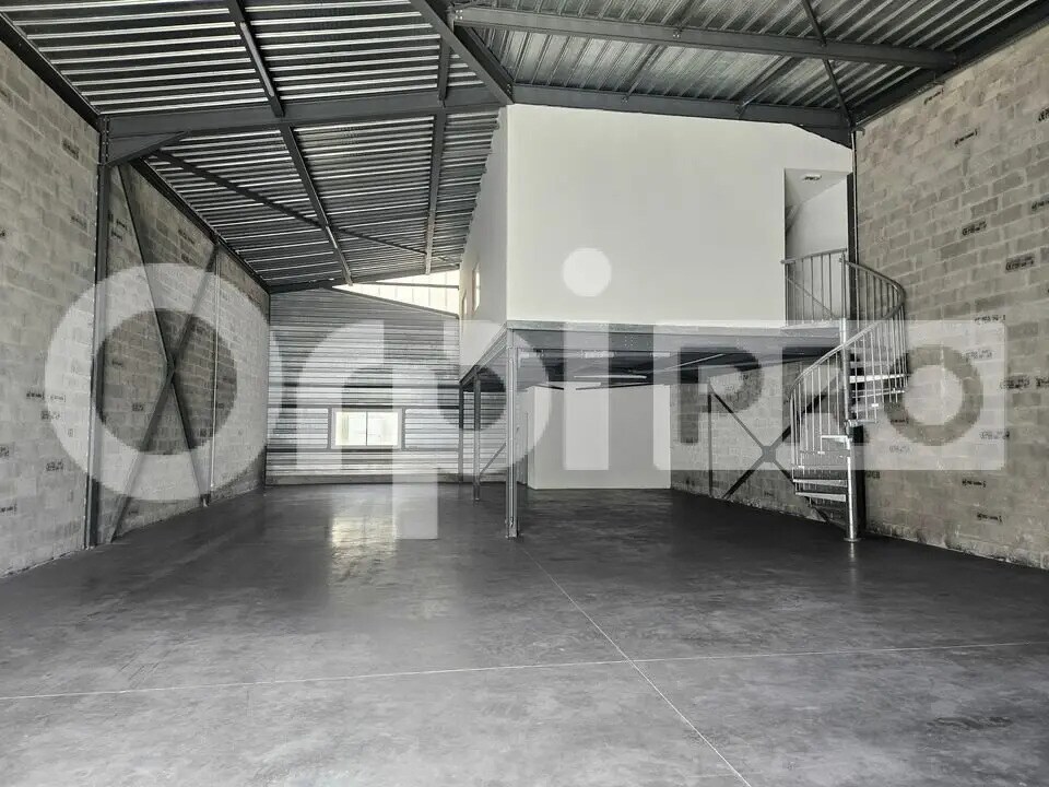 Light Industrial in Le Taillan-Médoc to rent Interior Photo- Image 1 of 8