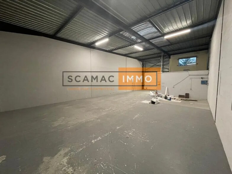 Light Industrial in to rent - Building Photo - Image 3 of 4