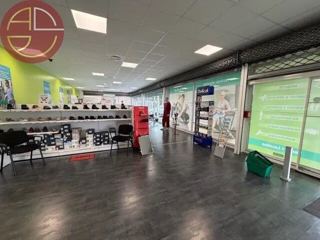 Location Local d'activités 250 m² - Photo 1