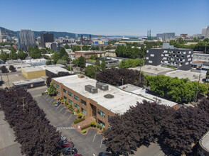 975 SE Sandy Blvd, Portland, OR for rent Building Photo- Image 1 of 31