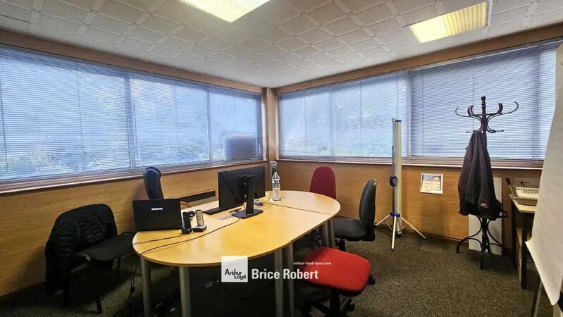 24 Rue Des Aulnes, Limonest to rent - Interior Photo - Image 2 of 4