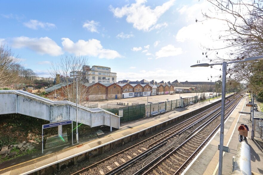 Buckland Hl, Maidstone to rent - Building Photo - Image 3 of 9