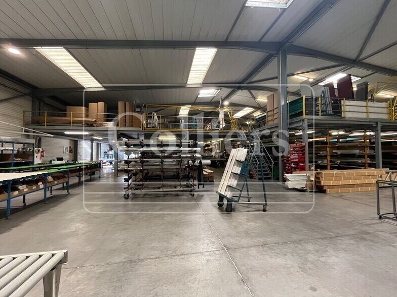 Light Industrial in Marseille to rent - Interior Photo - Image 2 of 11